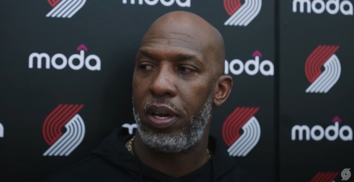 Billups：Yang Hansen在防守中有點落後 但他的表現仍然與我的期望保持一致